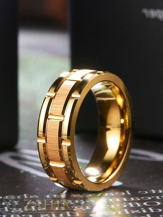 Дамски бижута - Ефектна халка- пръстен от позлатена волфрам стомана с ефектна гравировка и триизмерни ивици,.широк 0,8 см - P1422